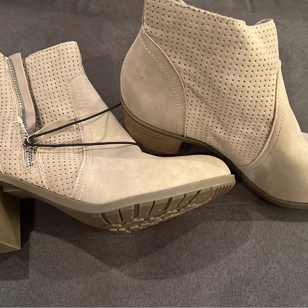 Arizona Jean Company Cream Ankle Booties with Textured Suede
